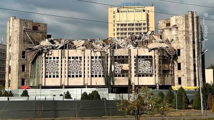 Во Дворце студентов КазНУ идет поэтапный демонтаж: университет объяснил причины и рассказал о состоянии здания