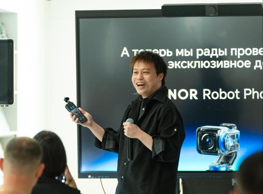 HONOR впервые представил в Казахстане Robot Phone — смартфон с роботизированной камерой и воплощенным ИИ