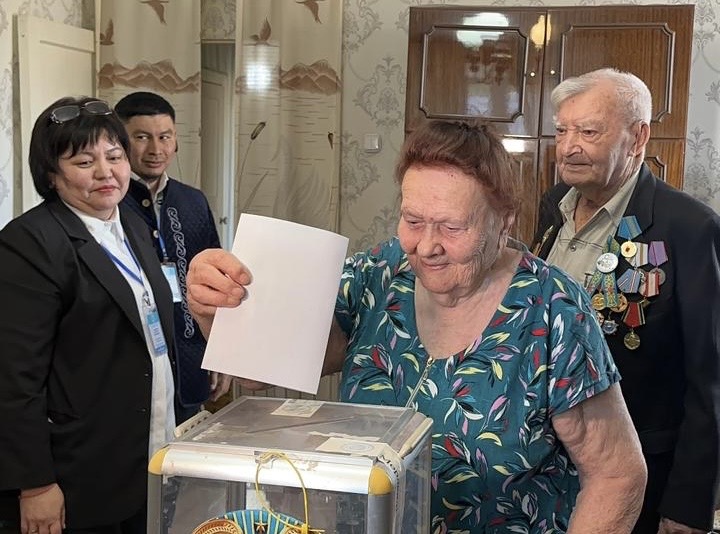 102-летний ветеран ВОВ принял участие в референдуме в Уральске